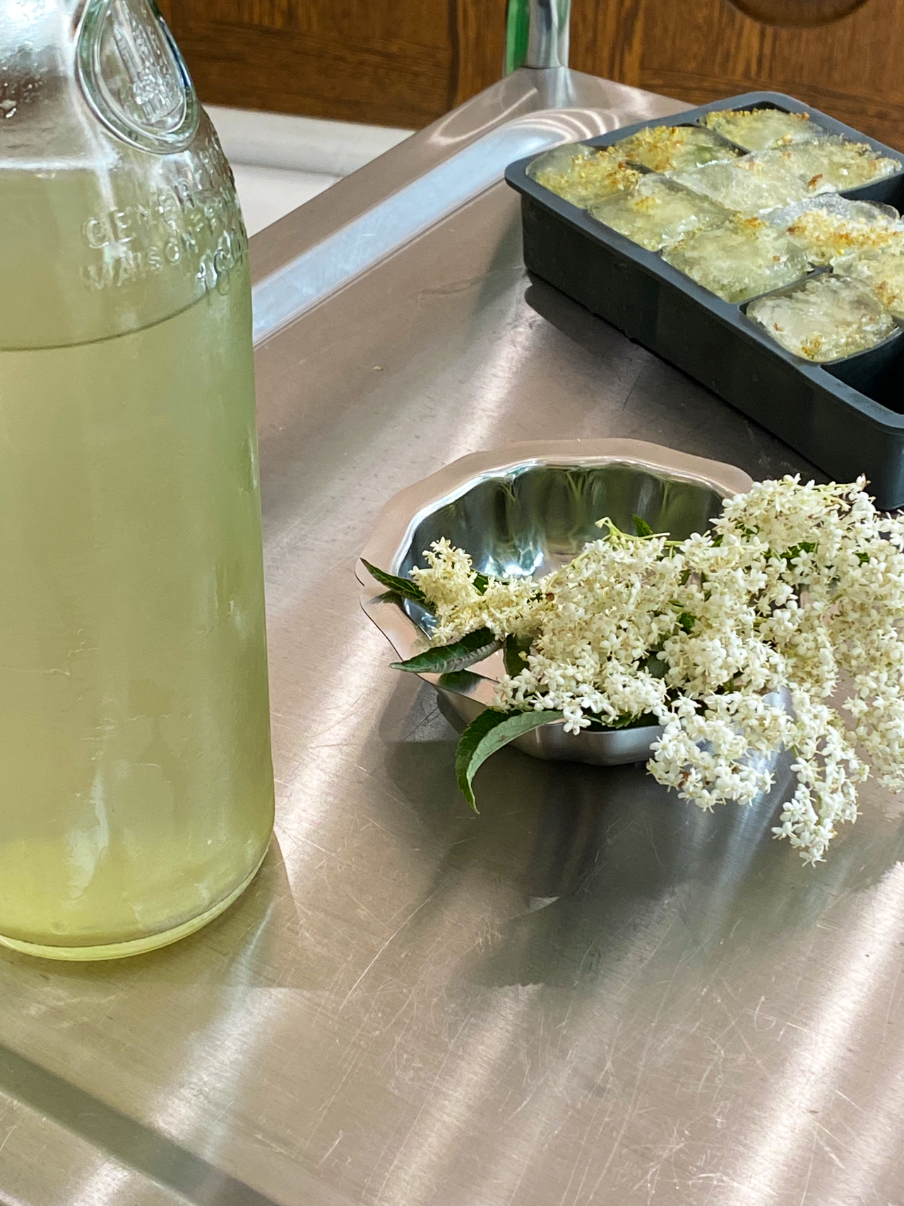Set of 2 small silver bowls