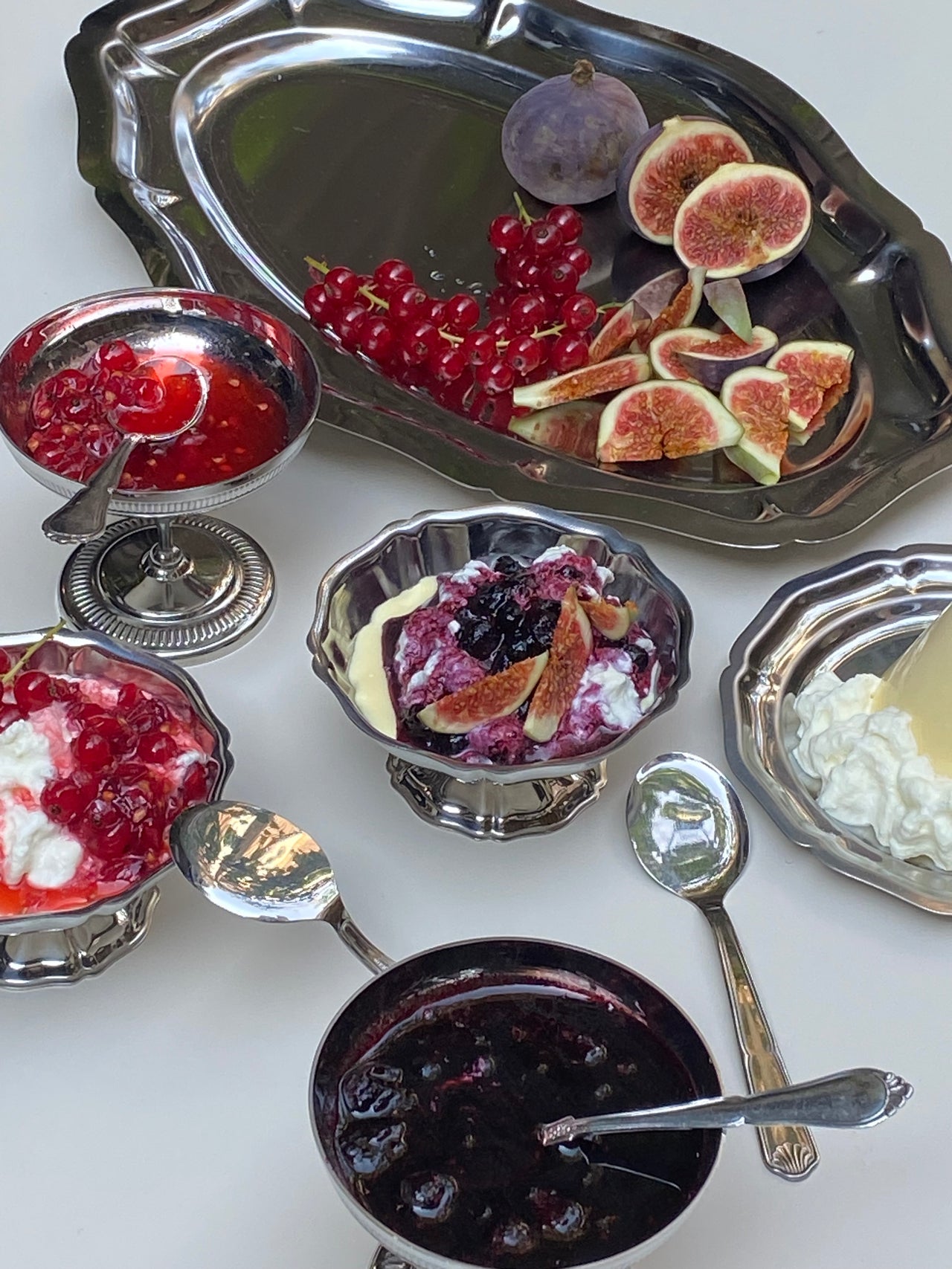 Set of 4 large silver coupes