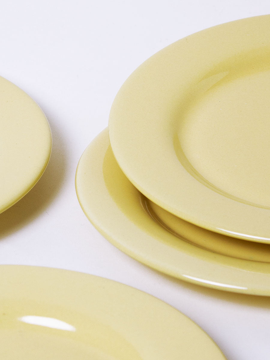 Set of 4 soft yellow lunch plates