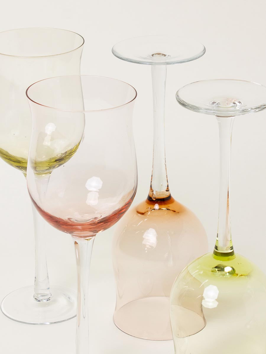 Set of 4 mixed wine glasses